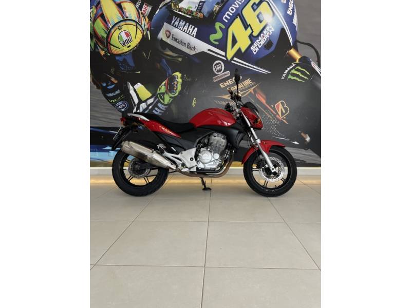 HONDA - CB 300R - 2011/2012 - Vermelha - R$ 12.900,00