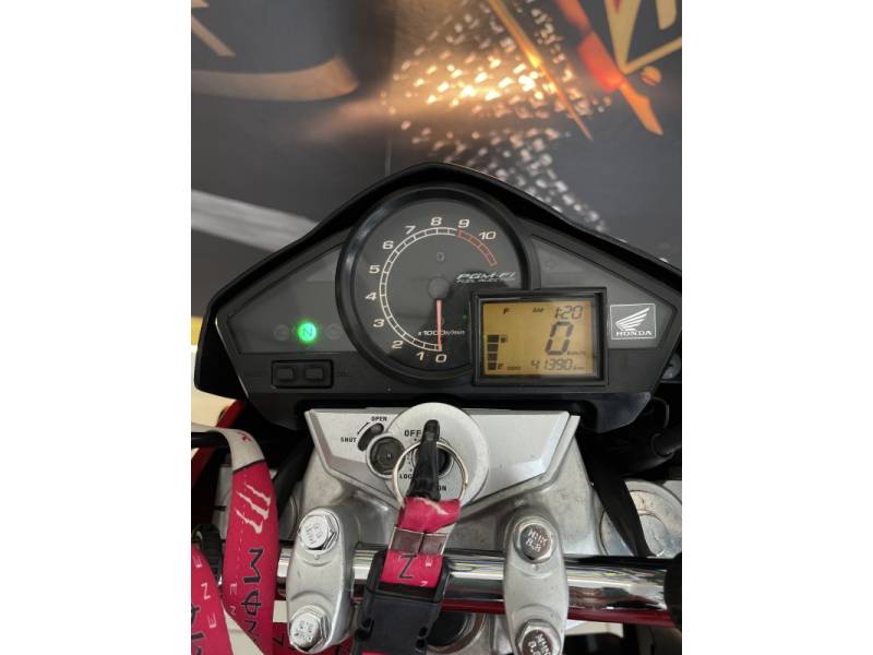 HONDA - CB 300R - 2011/2012 - Vermelha - R$ 12.900,00